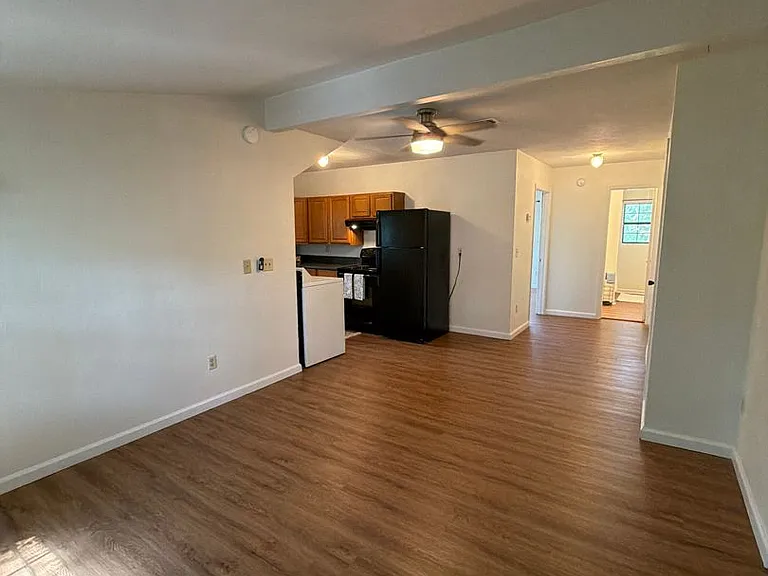 Beautiful downtown quad. 1 and 2 bed units available now. Pets allowed. — Photo 38
