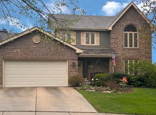 655 Crest Dr, Cary, IL 60013