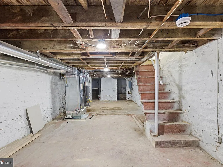 2567 W Baltimore St — Photo 13