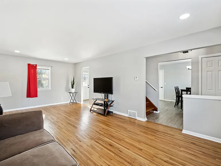 348 109th Ave NE — Photo 10