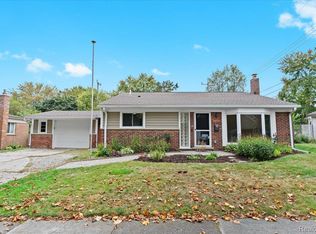 1405 Maple Dr, Rochester, MI 48307