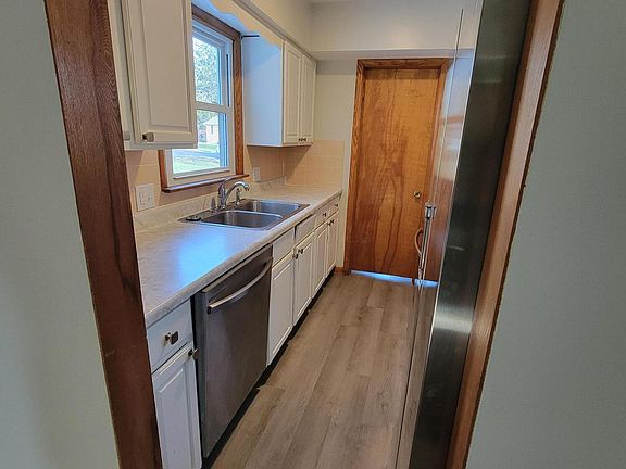 4th image of 875 Terrace Dr