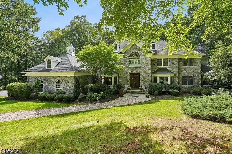 5 bed, 5.5 bath, 5574 sqft, $9,200 — Photo 1