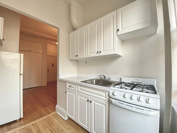 3rd image of 1100 Madison Ave APT 8D