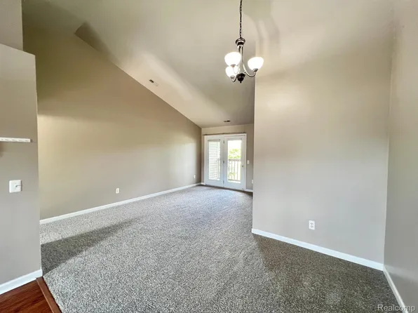 44522 Lakepointe Dr, Sterling Heights, MI 48313