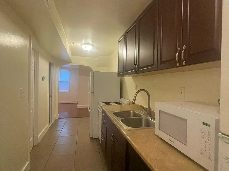 1918 I St NE #C — Photo 10
