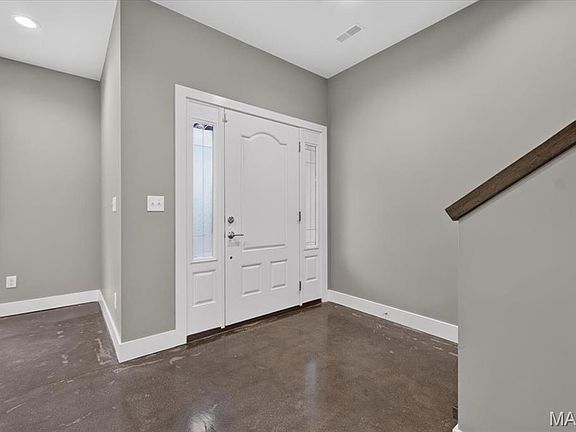 5th image of 107 E Main St
