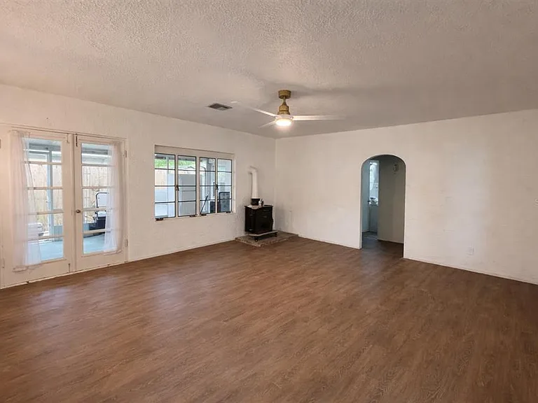 403 E Johnson Ave — Photo 3