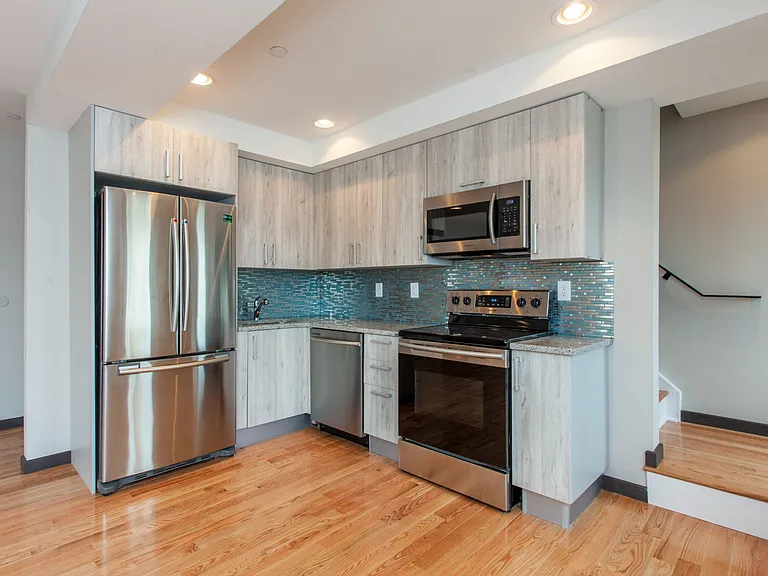 2553 Montrose St #DD — Photo 6