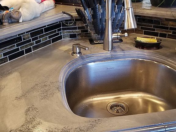 Kitchen island w/sink