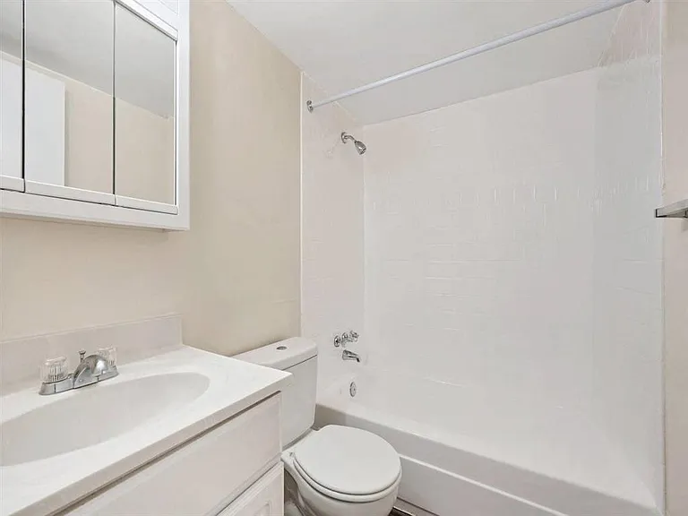 Montgomery White Oak Apartments — Photo 10