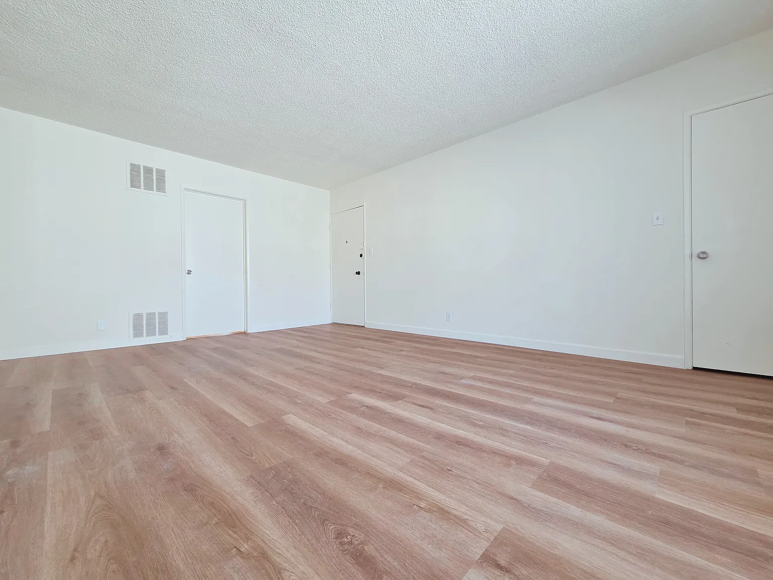 2 bed, 800 sqft, $2,500 — Photo 2