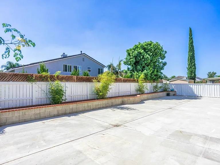13569 Kiwi Ave — Photo 24