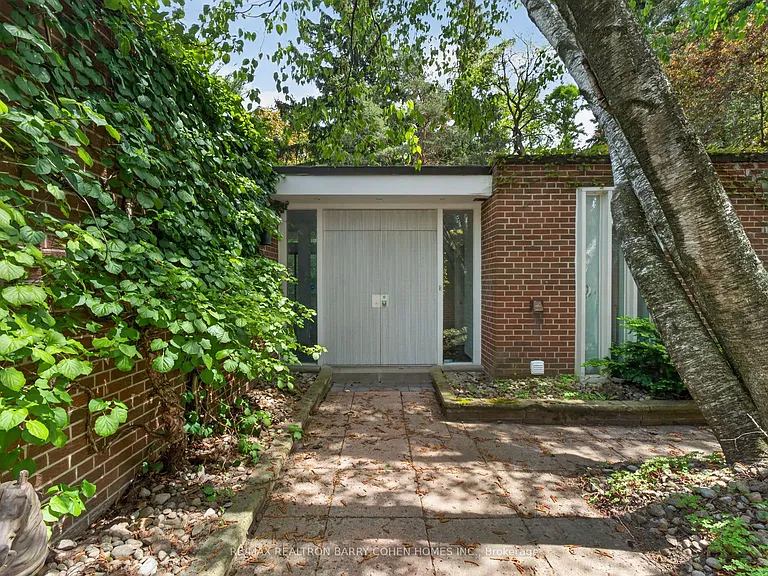 21 Tudor Gate — Photo 3