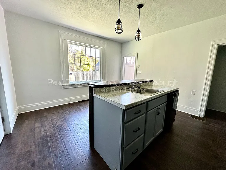 1379 Paulson Ave — Photo 12