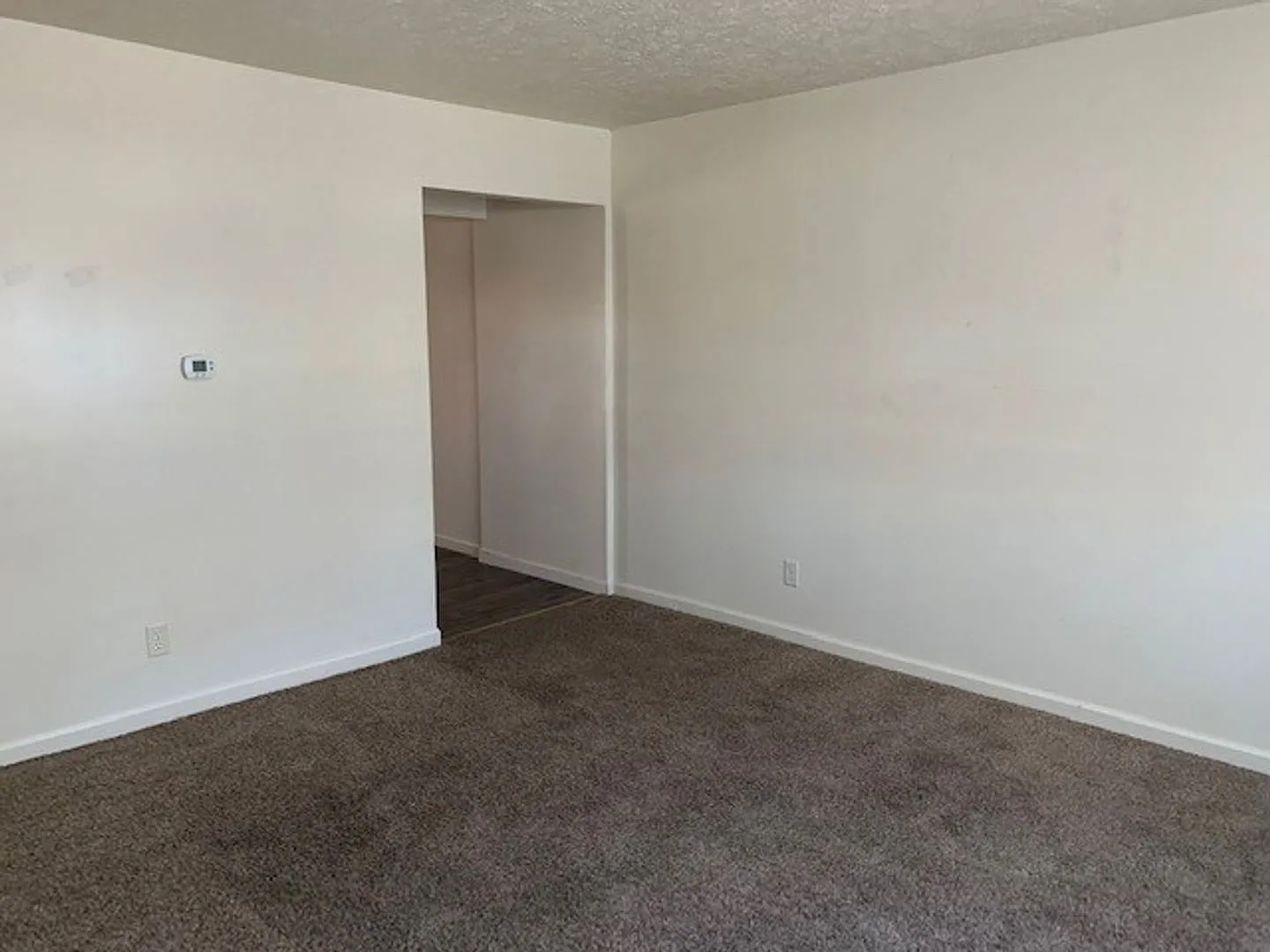 Very sharp 2 BR townhouse in Normal — Photo 3