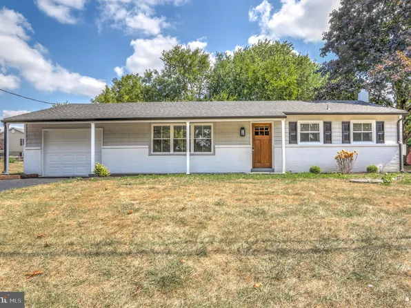 31 Farmland Rd, Leola, PA 17540