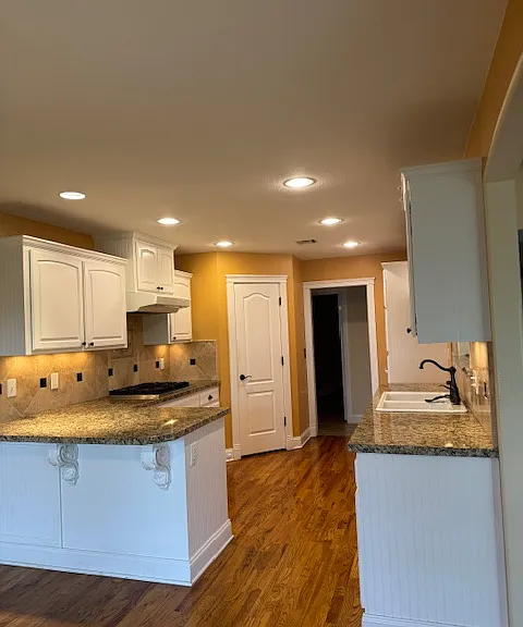 Kitchen & bar area