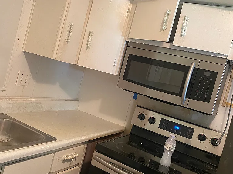 1606 E Greenbrier Dr — Photo 3