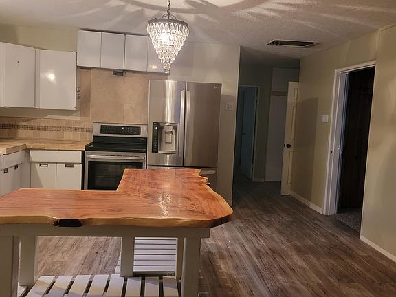 Kitchen with kitchen island