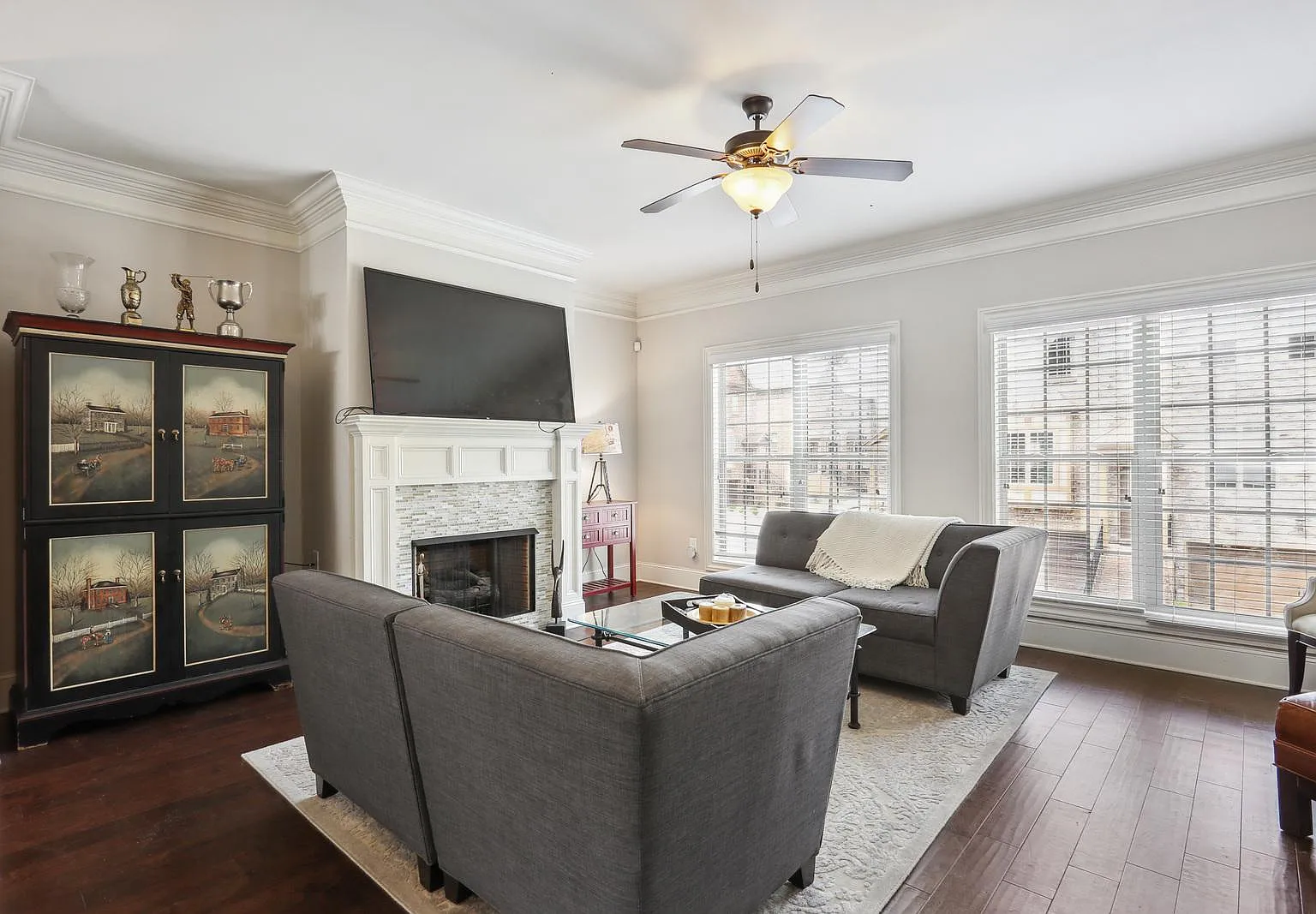 4 bed, 2500 sqft, $2,900 — Photo 2