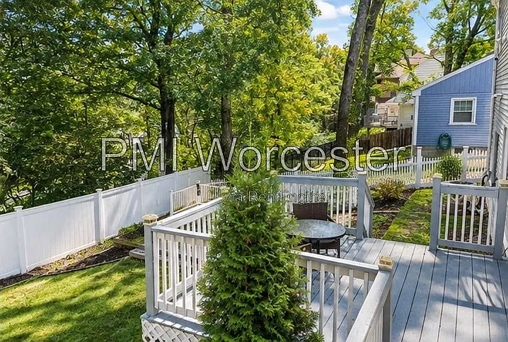 3 bed, 2.0 bath, 1800 sqft, $3,590 — Photo 2