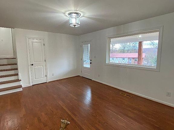 4th image of 4985 Meade Ct NE