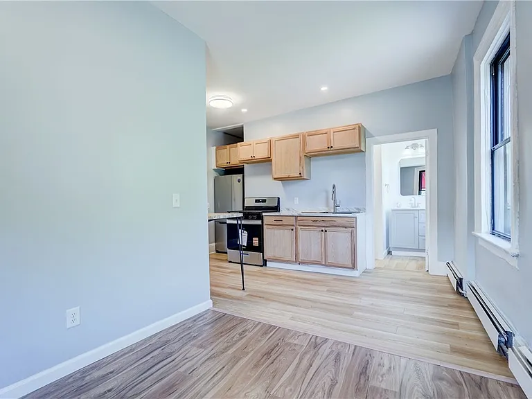 90 Henrietta St #4 — Photo 5