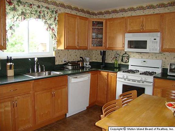 4th image of 78 Nancy Ct