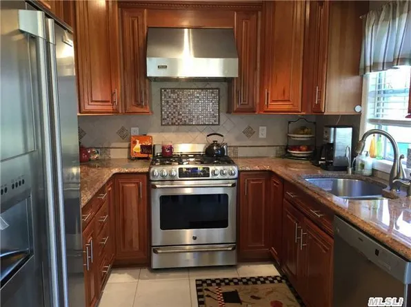 26 Halley Ct, Nesconset, NY 11767