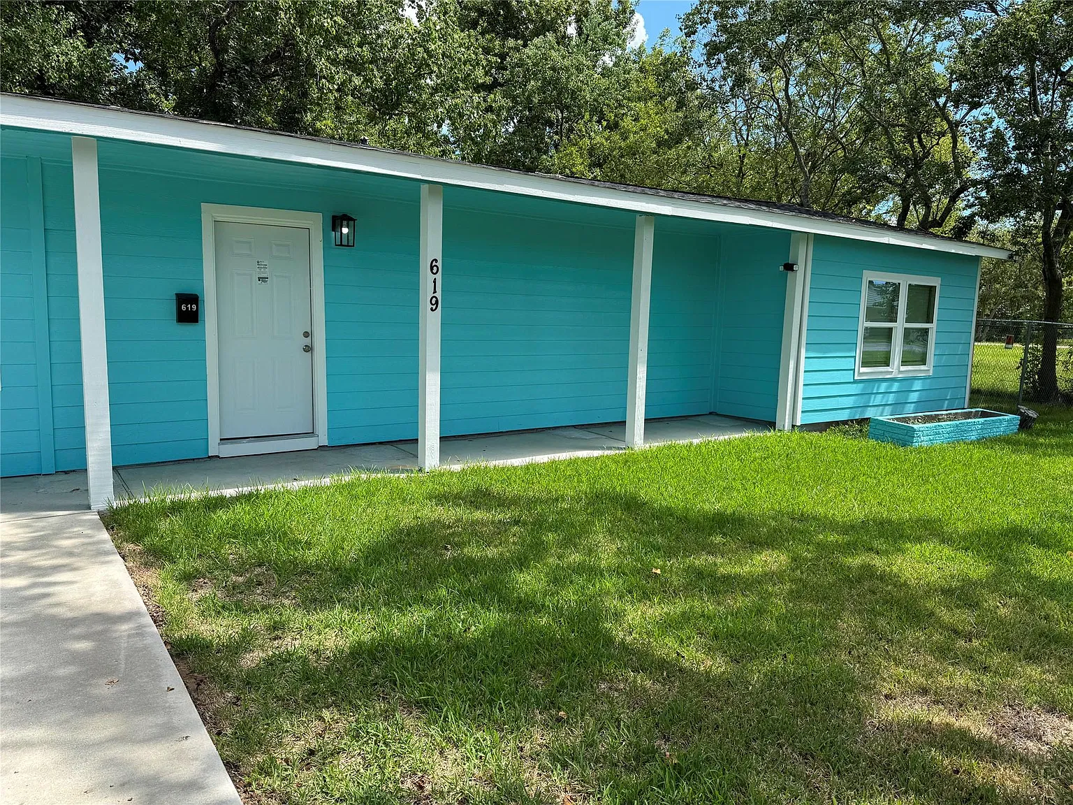 3 bed, 2.0 bath, 1235 sqft, $1,700 — Photo 1