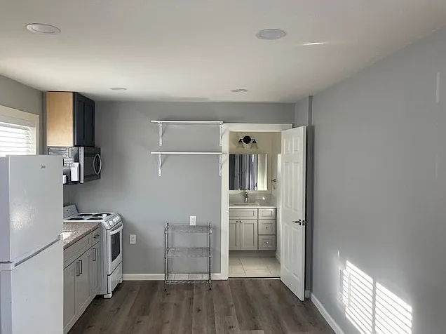 1119 Elgin St — Photo 3