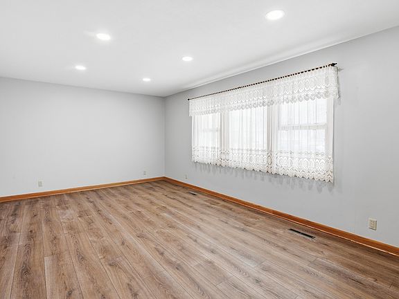 4th image of 305 Independence St