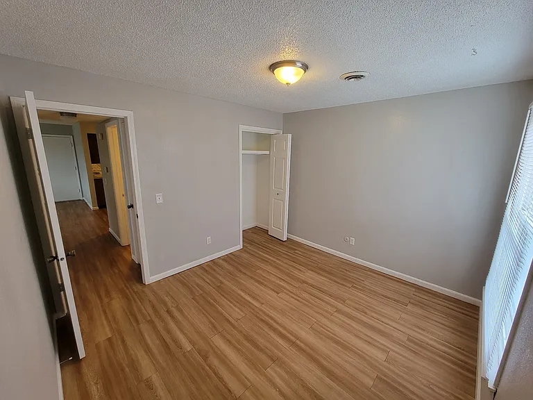 507 W Westview St #16 — Photo 9