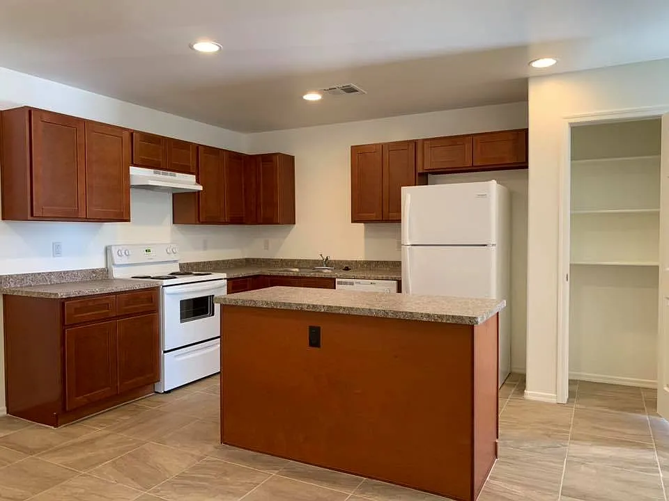 2 bed, 837 sqft, $1,399 — Photo 4