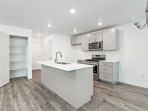4th image of 3964 Cool Springs Ave