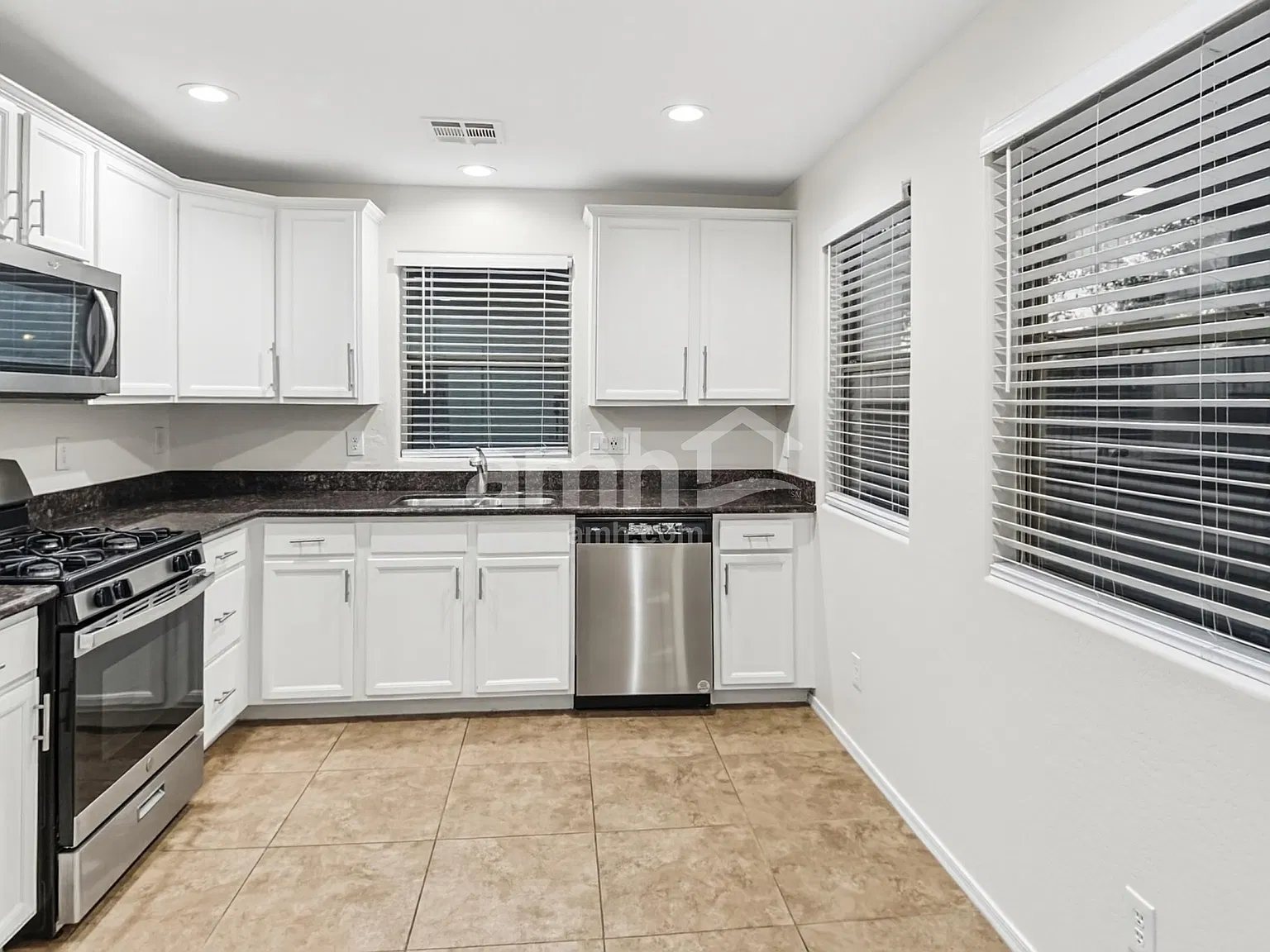 4 bed, 2.5 bath, 1884 sqft, $2,400 — Photo 4