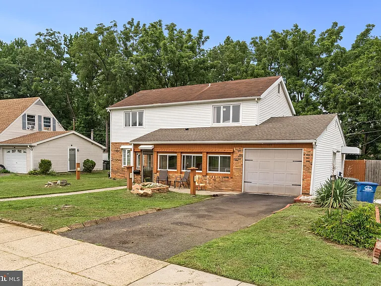 103 Holbrook Ln — Photo 3