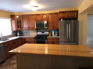 5 Harbor Rd, Levittown, PA 19056