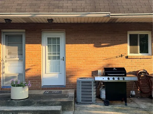 999 Renninger Rd, Akron, OH 44319