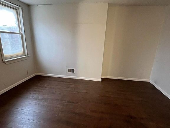 5th image of 1021 W Ontario St
