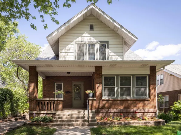 319 N 37th St, Omaha, NE 68131