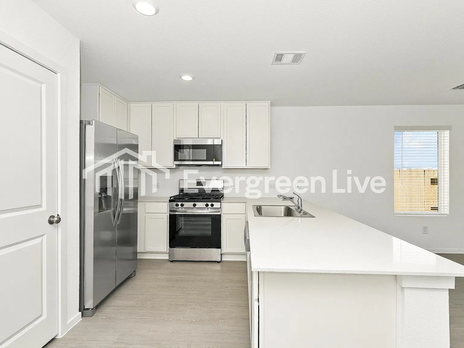 4 bed, 2.0 bath, 1924 sqft, $2,090 — Photo 3