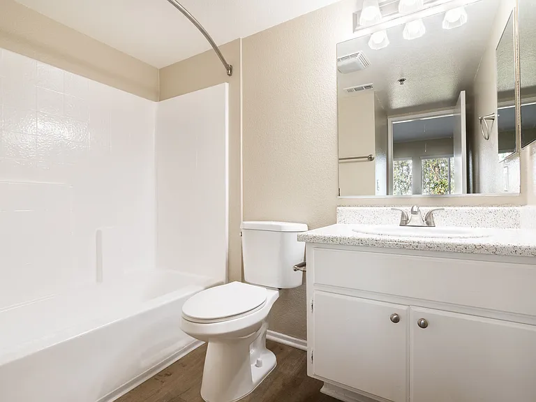 Emerald Ridge Apartments — Photo 39
