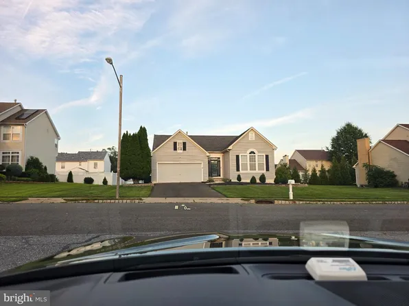 8 Quincy Manor Ln, Burlington, NJ 08016