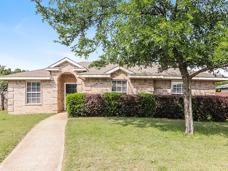 1611 Cedar Bluff Ln — Photo 1