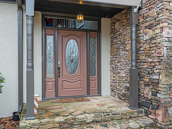 3rd image of 876 Leslie Ln