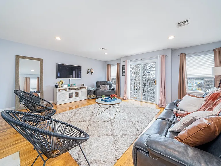 171 Halladay St #2 — Photo 3