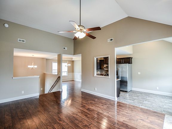 5th image of 682 Fox Trail Ct