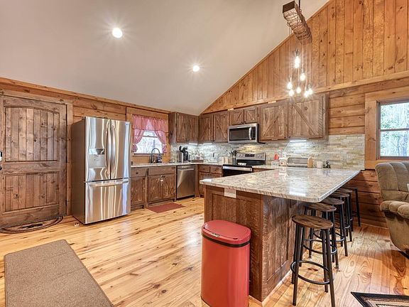 4th image of 450 Mull Valley Rd